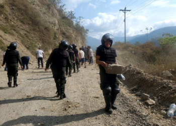 Policía interviene un bloqueo en los Yungas y Del Castillo dice que movilizados son del Chapare