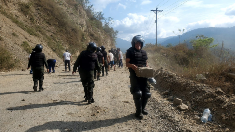 Policía interviene un bloqueo en los Yungas y Del Castillo dice que movilizados son del Chapare