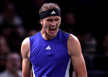Zverev pasa a semifinales en Bercy y deja sin Masters a Tsitsipas