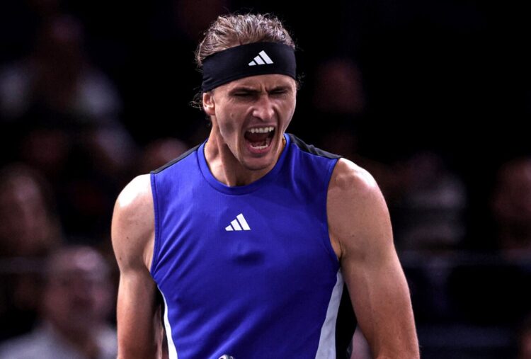 Zverev pasa a semifinales en Bercy y deja sin Masters a Tsitsipas