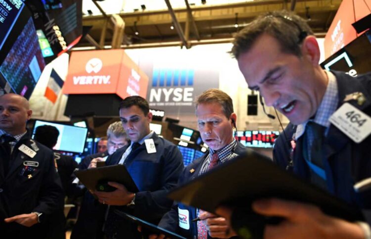 Wall Street retrocede ante temores por la economía de EEUU y declaraciones de Trump