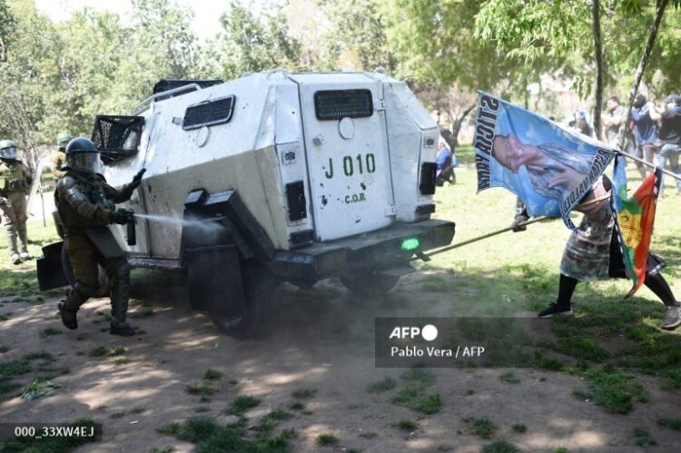 Carabineros de Chile reprimen una protesta mapuche