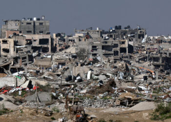 Una fotografía tomada desde el sur de Israel muestra edificios destruidos en la Franja de Gaza el 7 de febrero de 2024, en medio de batallas en curso entre Israel y el grupo militante palestino Hamás. JACK GUEZ / AFP