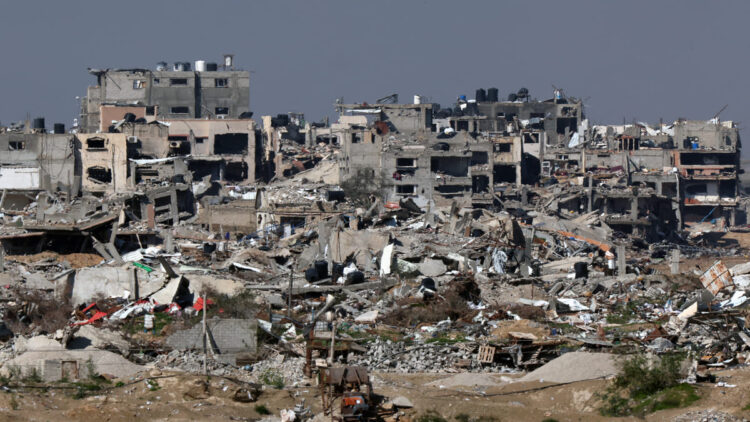 Una fotografía tomada desde el sur de Israel muestra edificios destruidos en la Franja de Gaza el 7 de febrero de 2024, en medio de batallas en curso entre Israel y el grupo militante palestino Hamás. JACK GUEZ / AFP