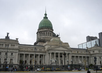 Luz verde a Milei para préstamo del FMI en día de masiva marcha en su contra en Argentina