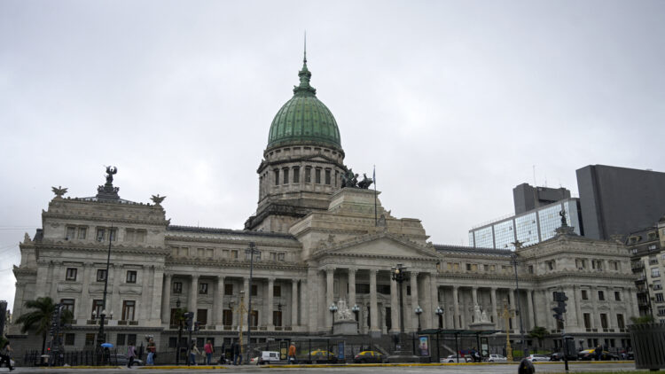Luz verde a Milei para préstamo del FMI en día de masiva marcha en su contra en Argentina