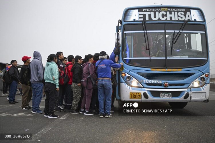 Pocos buses trabajaron en Lima