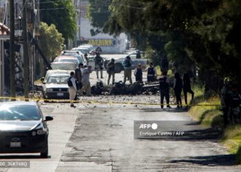 La Policía inspecciona el vehículo que explotó
