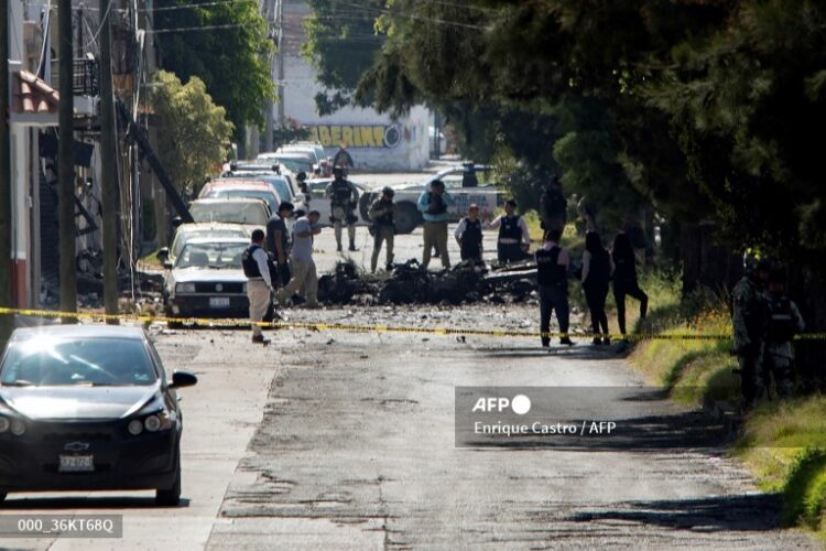 La Policía inspecciona el vehículo que explotó