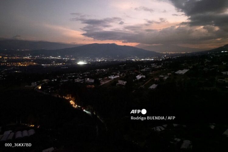 Continuarán los apagones por 14 horas en Ecuador