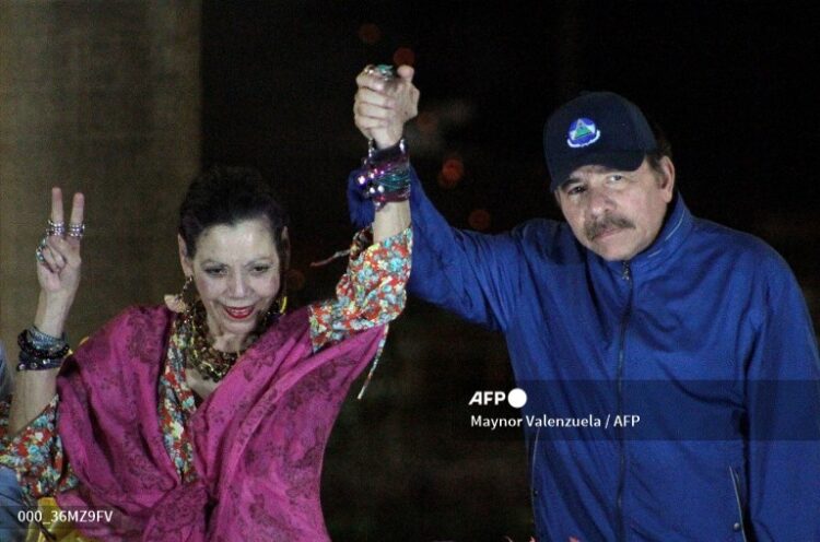 Daniel Ortega y su esposa Rosario Murillo
