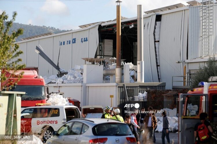 Las unidades de emergencia llegaron a la fábrica