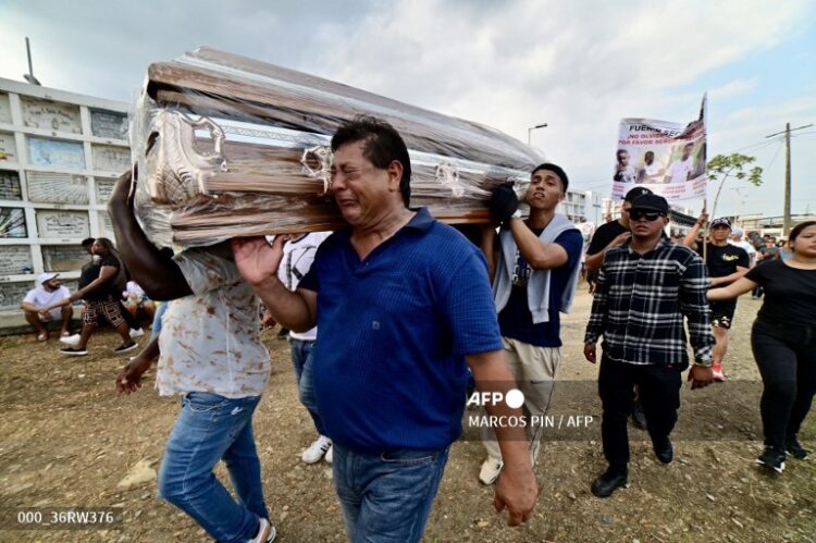 Despidieron a los menores asesinados