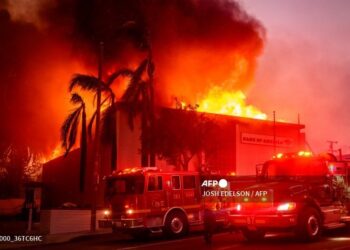 Avanza el fuego en Los Ángeles