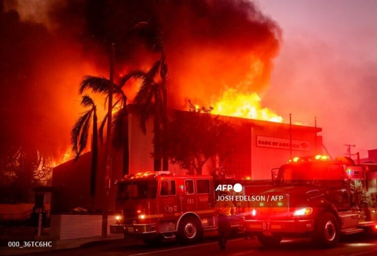 Avanza el fuego en Los Ángeles