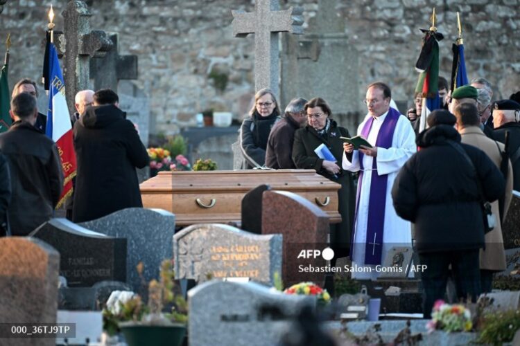 Su familia lo despidió