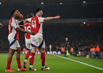 Arsenal gana 2-1 el derbi al Tottenham y está a cuatro puntos del Liverpool