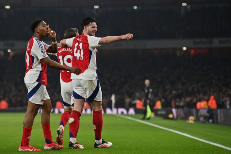 Arsenal gana 2-1 el derbi al Tottenham y está a cuatro puntos del Liverpool