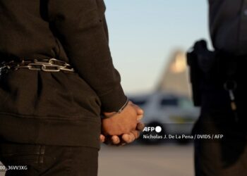 Viajaron esposados hasta Brasil