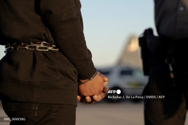 Viajaron esposados hasta Brasil