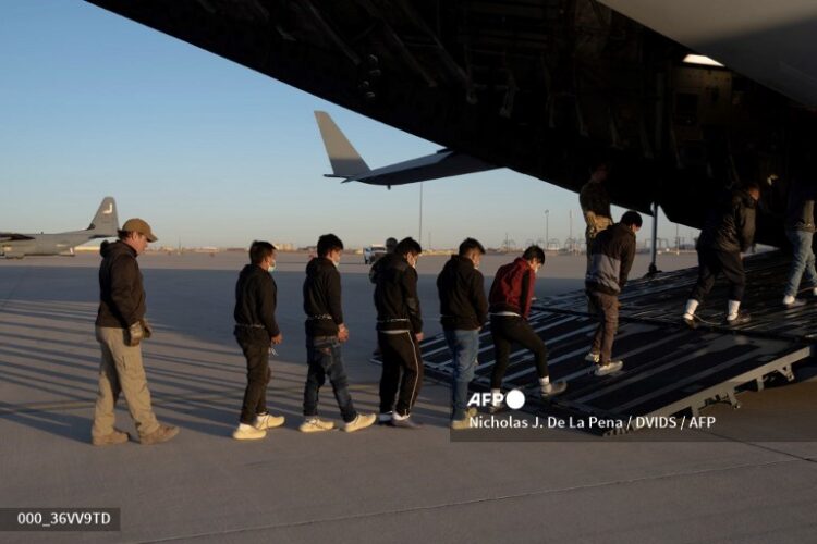 Anuncian más vuelos con migrantes desde EEUU