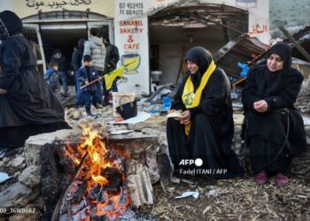 Cocinan cerca a su casa en ruinas