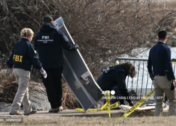 Los investigadores analizan las partes de las aeronaves