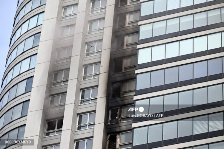 El fuego se inició en el piso 10 de un edificio