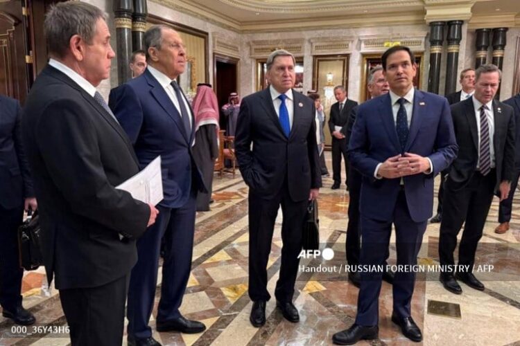 Inició la reunión en Riad