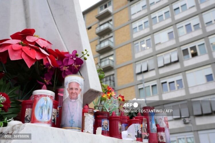 Los ciudadanos encienden velas por Francisco