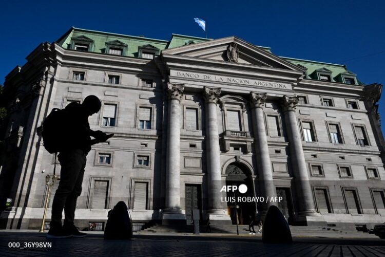 Milei intenta abrir a capital privado el mayor banco argentino