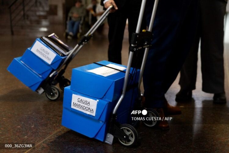 Los abogados llevaron los expedientes del caso