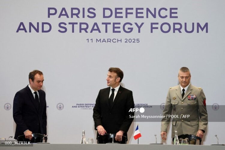 Macron se reunió con jefes militares de varios países