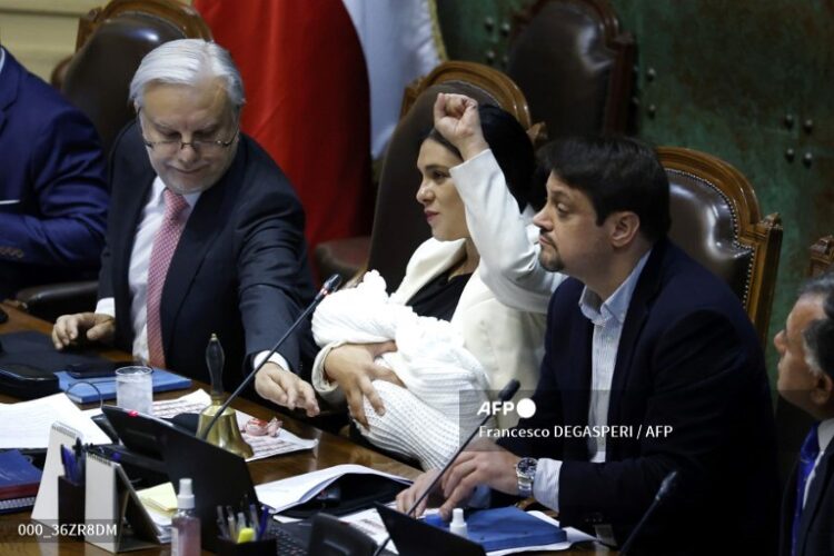 Karol Cariola acudió a la sesión con su bebé recién nacido