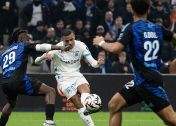 Marsella tropieza ante el Estrasburgo y ve alejarse al PSG