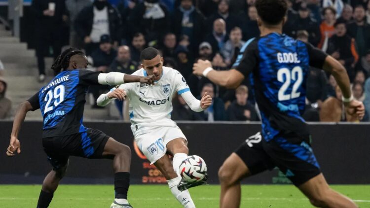 Marsella tropieza ante el Estrasburgo y ve alejarse al PSG