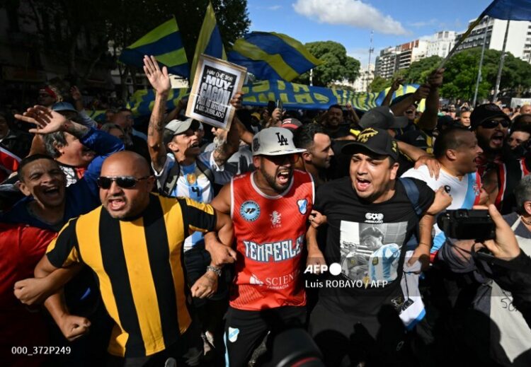 Los hinchas de fútbol que marcharon junto a los jubilados contra el ajuste fiscal