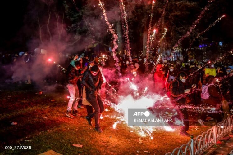 Los manifestantes se enfrentaron a la Policía