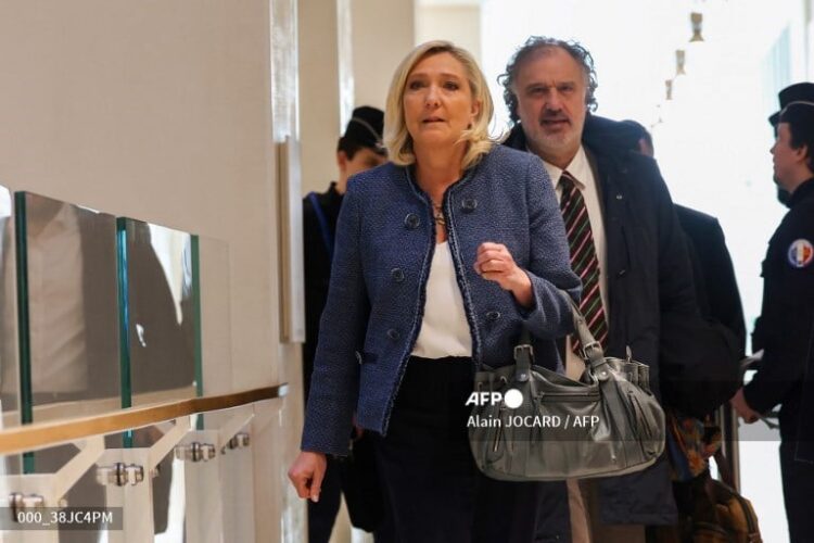 Le Pen sale del tribunal