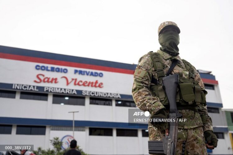 Militares custodian los colegios