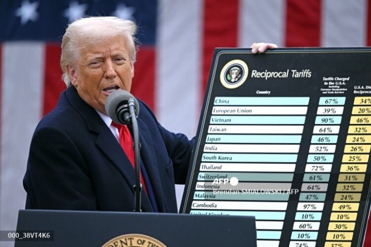 Trump cuando anunció los nuevos gravámenes