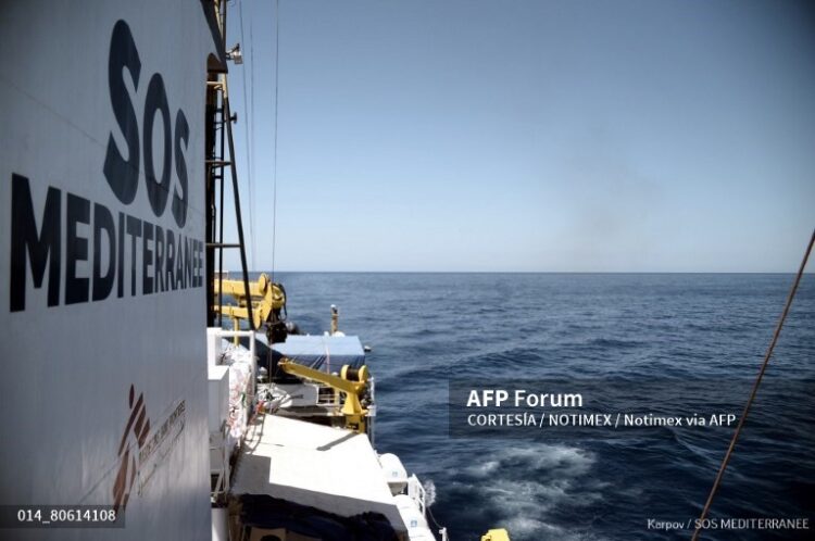 Un barco francés fue al rescate