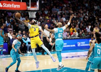 Lakers encadenan cuarta victoria con un colosal Davis y Rockets toman Boston