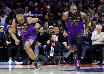 LeBron James vio acción junto a su hijo en triunfo de Sixers sobre Lakers