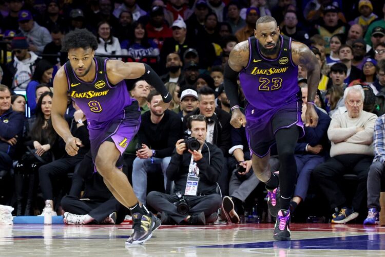 LeBron James vio acción junto a su hijo en triunfo de Sixers sobre Lakers