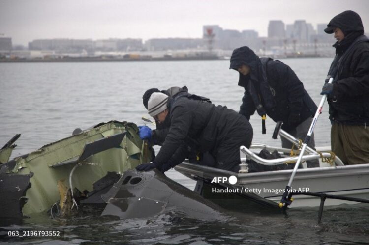 Continúa el rescate de cuerpos en el río Potomac