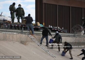 Los agentes colocaron alambre de púas