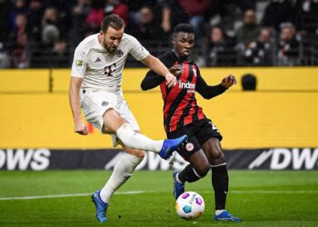 Tras tropiezo europeo, Bayern Múnich se examina en Fráncfort