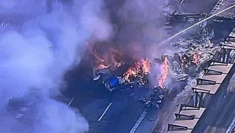 La avioneta y el bus se incendiaron