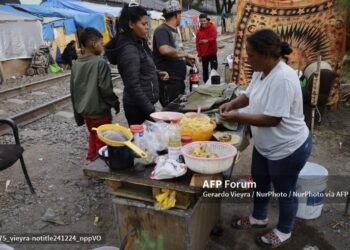 Migrantes esperan en México para definir su futuro